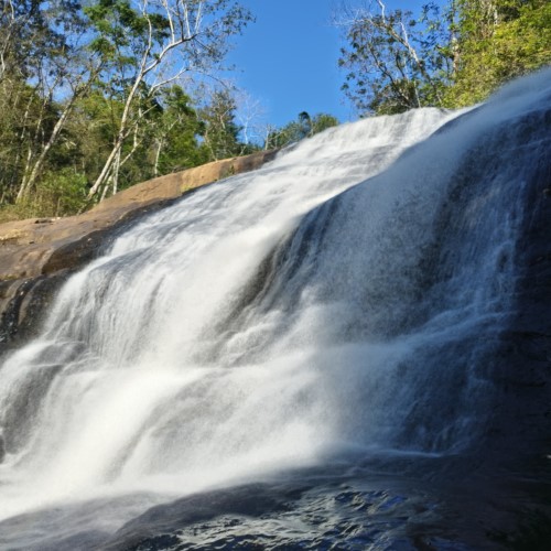 Cachoeira de Ipiabas encanta visitantes no verão, mas exige atenção redobrada